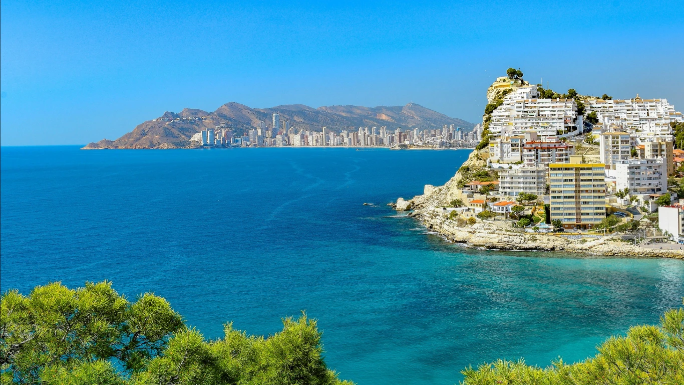Pobrežie Costa Blanca s výhľadom na Stredozemné more